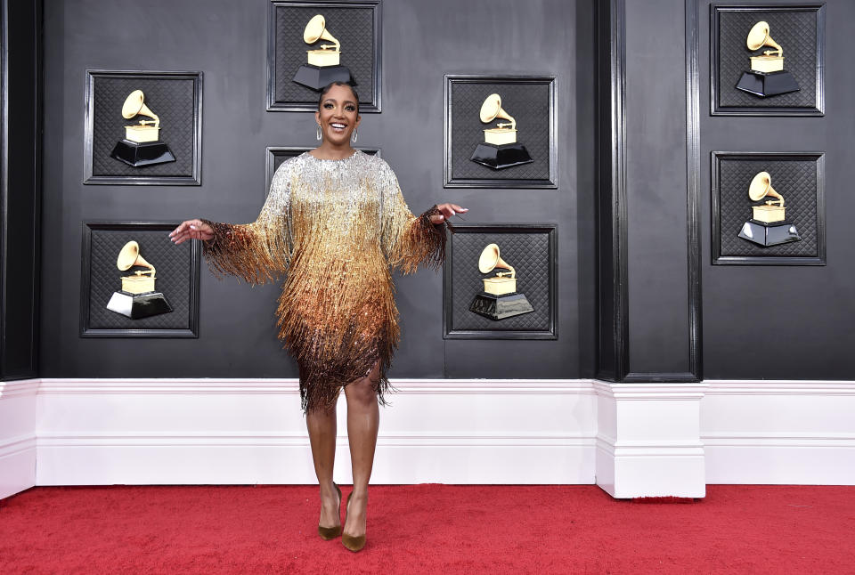 Mickey Guyton llega a la 64ta entrega anual de los premios Grammy, el domingo 3 de abril de 2022 en Las Vegas. (Foto por Jordan Strauss/Invision/AP)