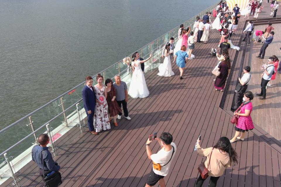 三十六對新人在港邊的「蝶客花園」舉行浪漫聯合婚禮；新人在市長林右昌的祝福聲中，完成終生大事。（記者張上耕翻攝）