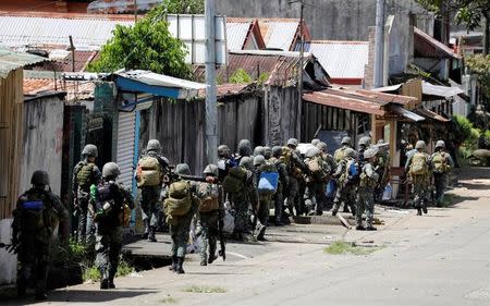 Philippine Marines advance their positions as more soldiers reinforce to fight the Maute group in Marawi City in southern Philippines May 29, 2017. REUTERS/Erik De Castro