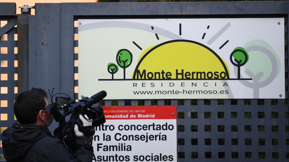 Un camarógrafo afuera de Monte Hermoso.