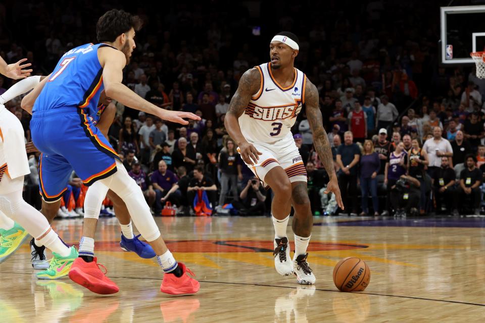 Phoenix Suns guard Bradley Beal (3) dribbles the ball against the Oklahoma City Thunder during the first quarter at Footprint Center.