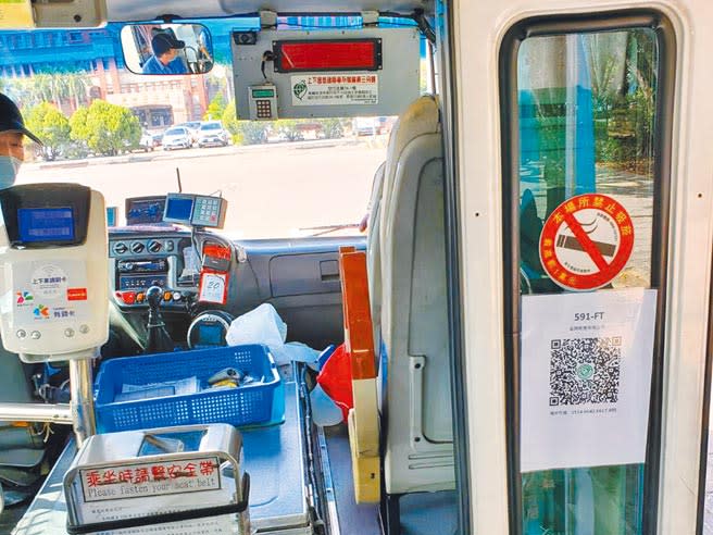 新竹縣市區公車21日起實施實聯制，司機與乘客也均須戴口罩，全民合力防疫。（莊旻靜攝）