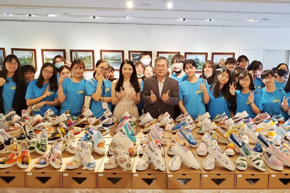 美感教育延伸結合愛心公益，臺東女中美術班老師康毓庭發起彩繪鞋義賣活動。