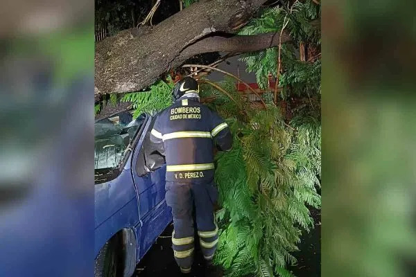 Bomberos de CDMX realizaron distintas labores en apoyo a la ciudadanía tras las lluvias de este lunes. 