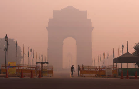 Security personnel stand guard in front of the India Gate amidst the heavy smog in New Delhi, October 31, 2016. REUTERS/Adnan Abidi