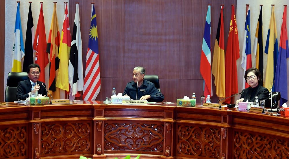 Prime Minister Tun Dr Mahathir Mohamad chairs a closed door meeting with Sabah ministers in Kota Kinabalu September 17, 2019. — Bernama pic