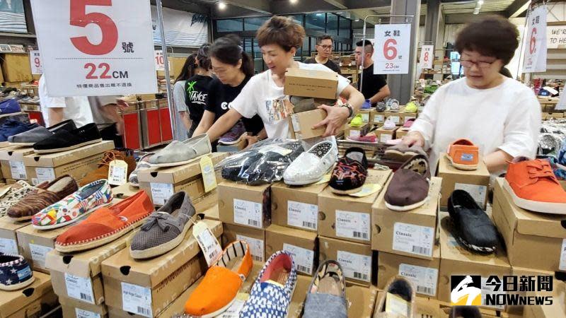 ▲TOMS、SANUK兩大美國休閒鞋品牌，推出NG清倉特賣會。（圖／記者陳美嘉攝，2020.09.11）