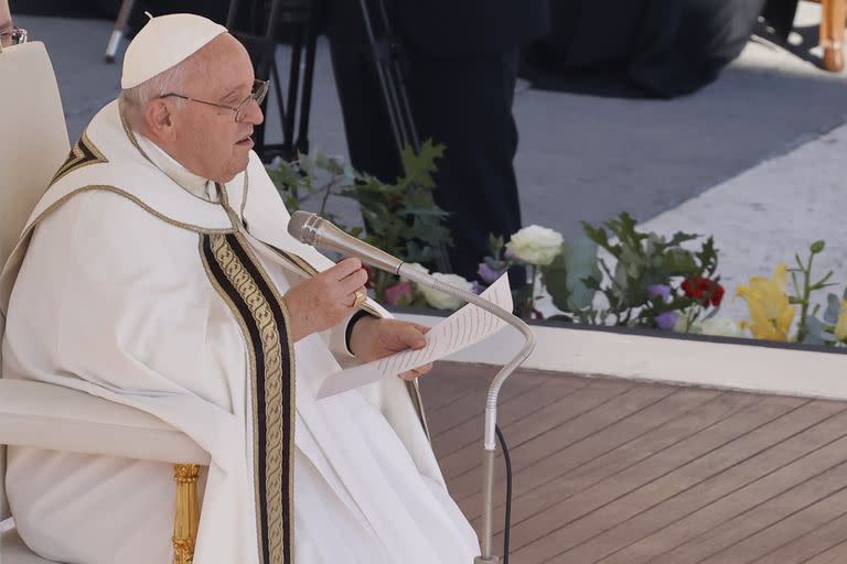 El papa Francisco pronuncia su homilía durante un consistorio donde elevó a 21 nuevos cardenales en la Plaza de San Pedro en el Vaticano