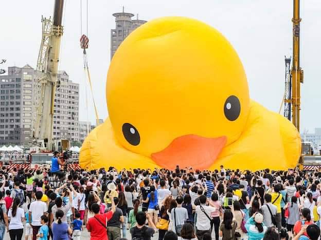 陳其邁宣布睽違10年的黃色小鴨，明年1月27日回歸高雄。   圖：翻攝賴瑞隆臉書