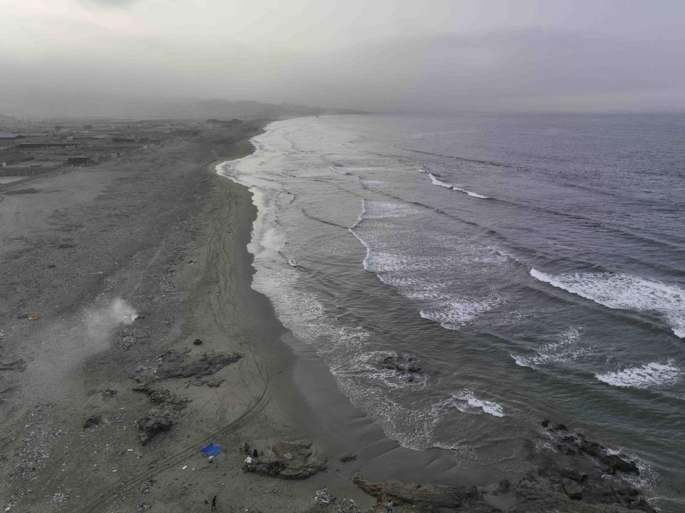 La playa de Cavero vacía en Ventanilla, Perú, el lunes 15 de enero de 2024. Dos días después de lo que las autoridades consideran el peor derrame de petróleo en la historia de Perú, las playas siguen cerradas para los turistas y y el sustento de los pescadores está destruido. (AP Foto/Guadalupe Pardo)