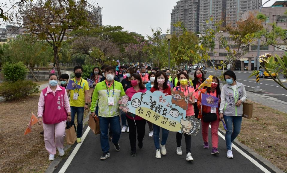 上千新上國小師生繞行愛河河堤。   圖：孫家銘/攝