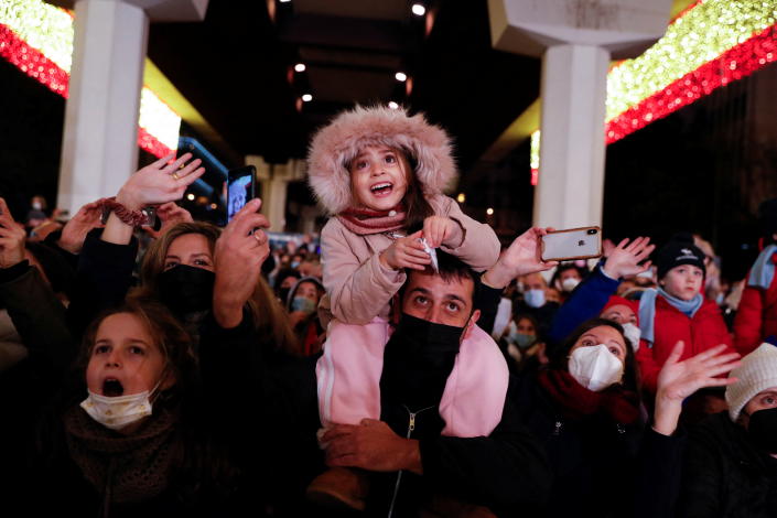 Des enfants enthousiastes au défilé annuel de l'Épiphanie à Madrid.