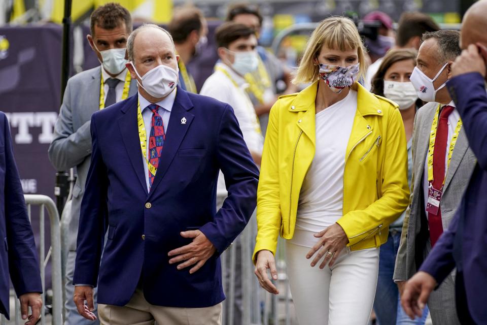 Le couple princier marchant au milieu d'une foule réduite