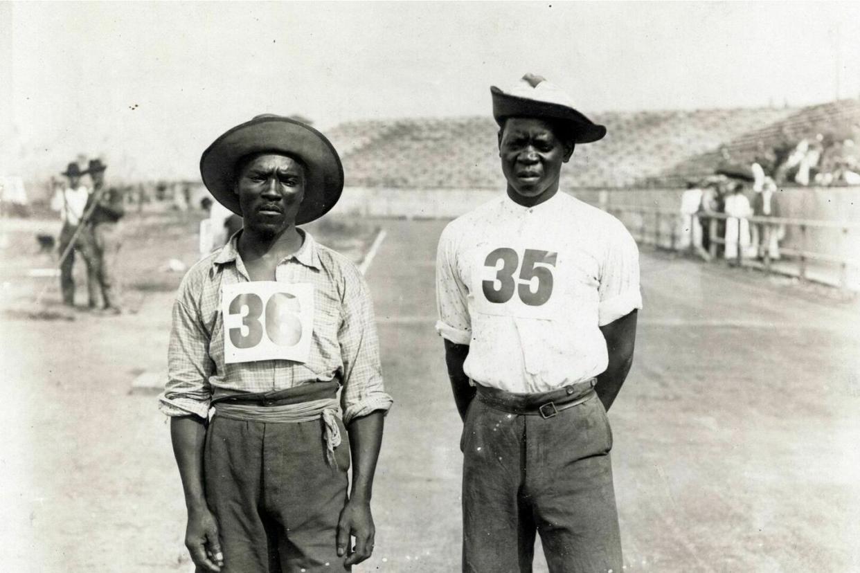 Jan Mashiani (à gauche) et Len Tau, les premiers athlètes africains noirs aux JO, au départ du marathon à Saint-Louis en 1904.  - Credit:Archives