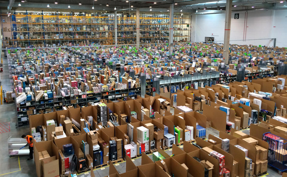 El interior de un almacén de Amazon. (Wikimedia Commons)