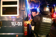 Un manifestante, en el momento de ser detenido (REUTERS/Jon Nazca)
