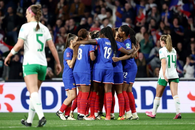 Les joueuses françaises victorieuses de l'Irlande à Metz le 5 avril 2024 (FRANCK FIFE)