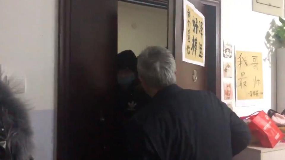 李和平家中9日一早同樣被堵住不讓出門。（翻攝自王峭岭推特）