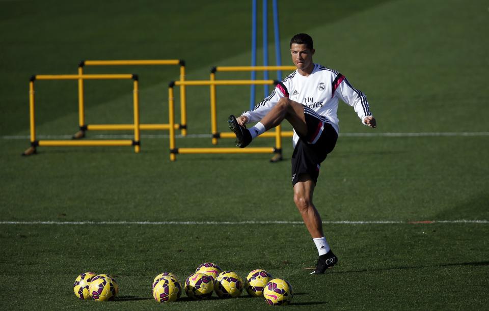 Real Madrid&#39;s Cristiano Ronaldo participates in a training session on the eve of their Spanish first division &quot;Clasico&quot; soccer match against Barcelona at Valdebebas training grounds in Madrid October 24, 2014. REUTERS/Susana Vera (SPAIN - Tags: SPORT SOCCER)