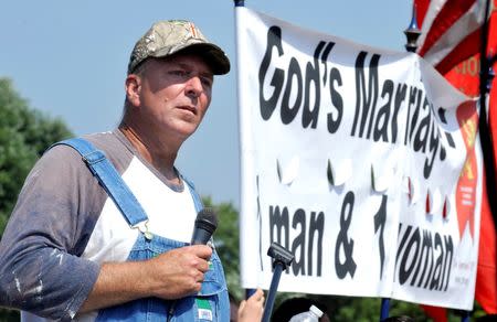 Joe Davis speaks to supports of his wife Kim Davis, outside the Carter County Detention Center in Grayson, Kentucky September 5, 2015. REUTERS/Chris Tilley