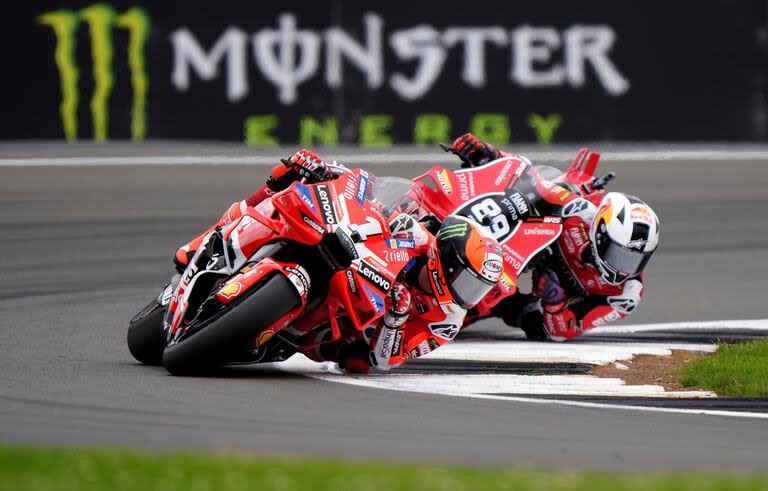 Francesco Bagnaia y Jorge Martin, un duelo en la pista y en la carrera por el título; el español finalizó como escolta de Enea Bastianini y se trepó a la cima del campeonato