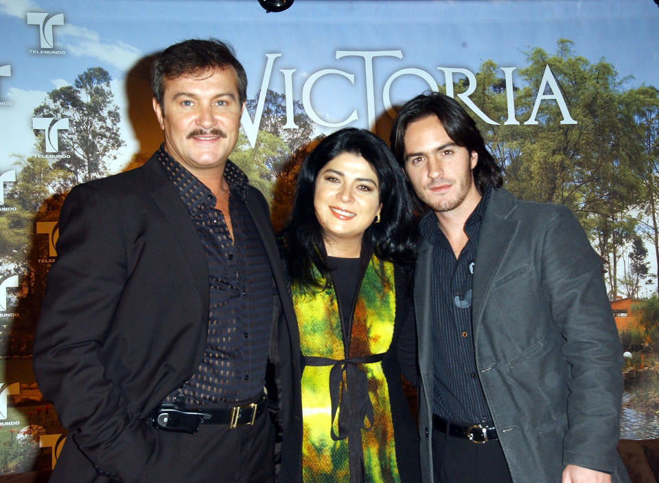 Arturo Peniche, Victoria Ruffo y Mauricio Ochmann. (Photo by Albert L. Ortega/WireImage)