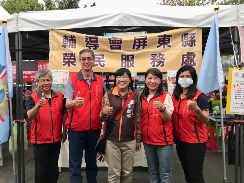 李秦強處長(左二)與立法委員伍麗華女士(中)相見歡 圖/榮服處提供