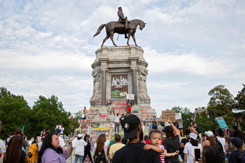 Image: Robert E. Lee statue (Ryan M. Kelly / AFP - Getty Images)