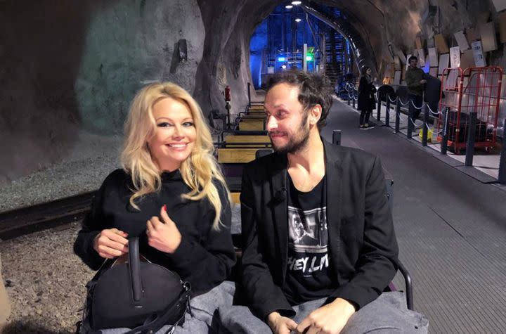 Pamela Anderson ist nicht mehr, was sie mal war. Gut so: Seit Jahren setzt sich die Ex-"Baywatch"-Ikone für Menschen- und Tierrechte ein und ist als politische Aktivistin nun auch bei ARTE zu sehen: In Berlin präsentierte die 51-Jährige nun ihre unterhaltsame Ausgabe von "Durch die Nacht mit ...".