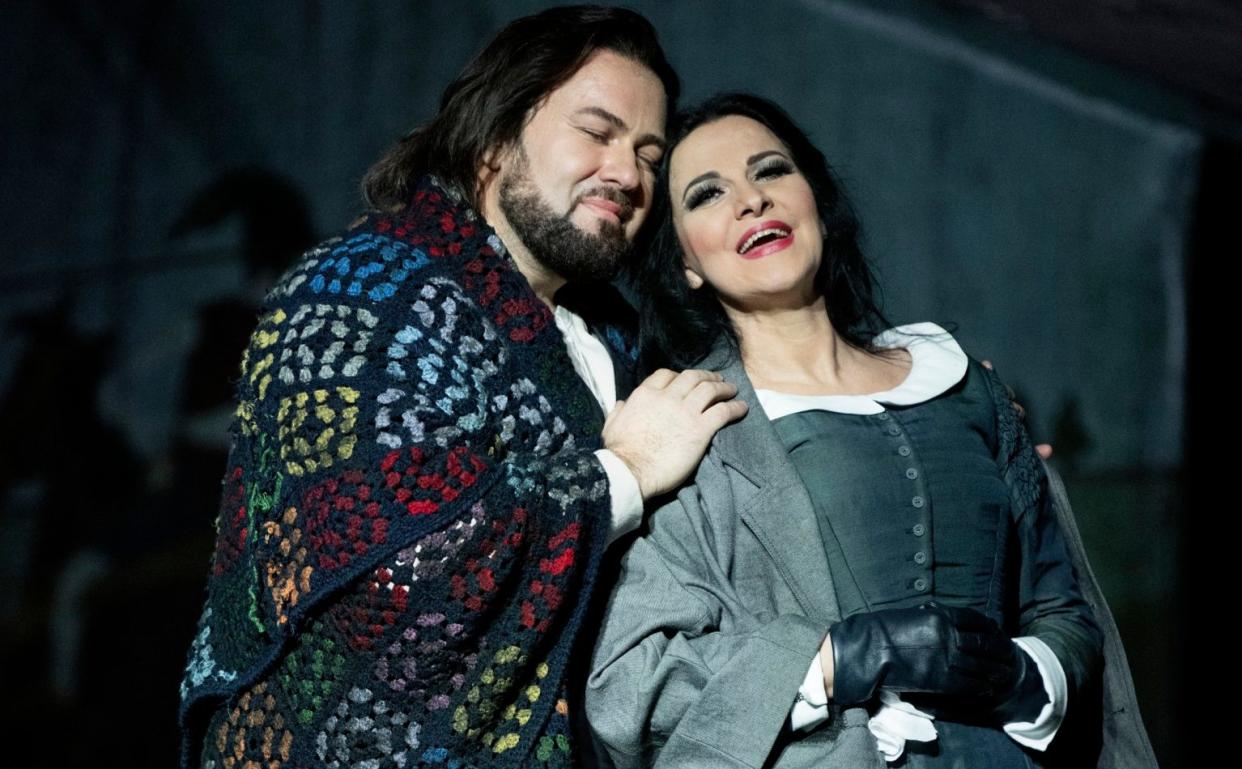 Stefan Pop as Rodolfo and Angela Gheorghiu as Mimì