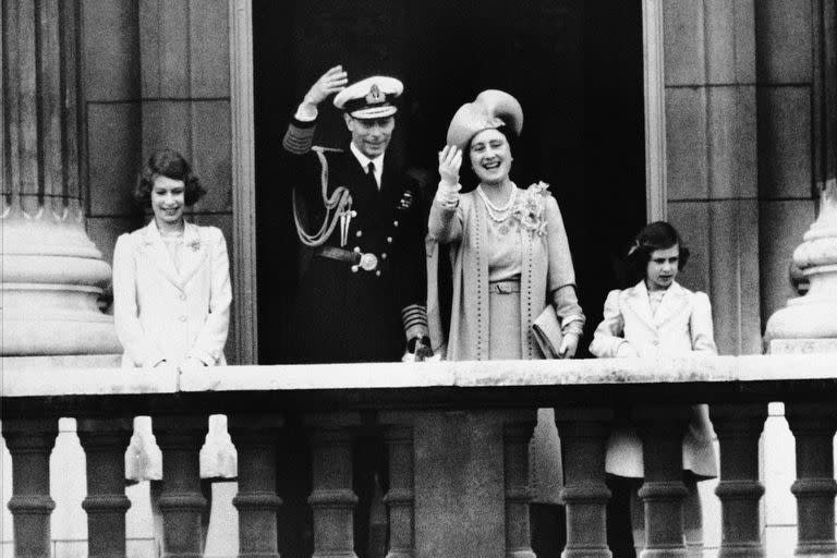 El rey Jorge VI y la reina Isabel de Gran Bretaña aparecen con sus hijas, la princesa Isabel, a la izquierda, y la princesa Margarita, en el balcón del Palacio de Buckingham, Londres, el 22 de junio de 1939 después de su regreso de su gira por Canadá