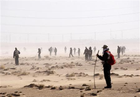 Cadets of the state police academy and fiscal investigators, specializing in the prosecution of crimes committed against women, search for the remains of women gone missing on the outskirts of Ciudad Juarez in this March 5, 2013 file photo. REUTERS/Jose Luis Gonzalez/Files