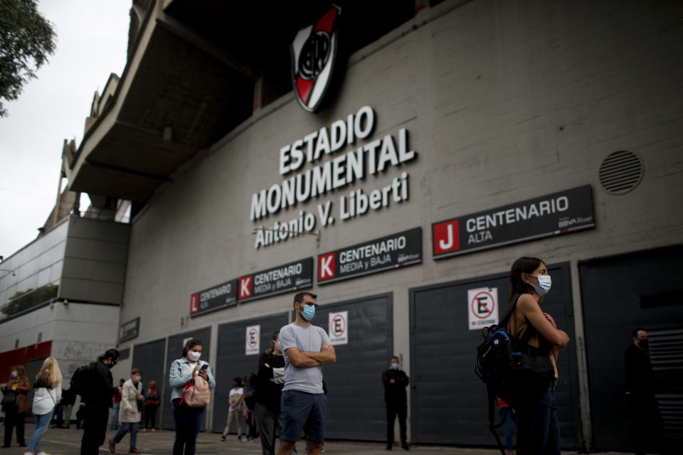 Trabajadores de la salud esperan su turno para recibir la vacuna rusa Sputnik V contra el COVID-19 en el estadio River Plate en Buenos Aires, Argentina, el martes 2 de febrero de 2021. (AP Foto/Natacha Pisarenko)