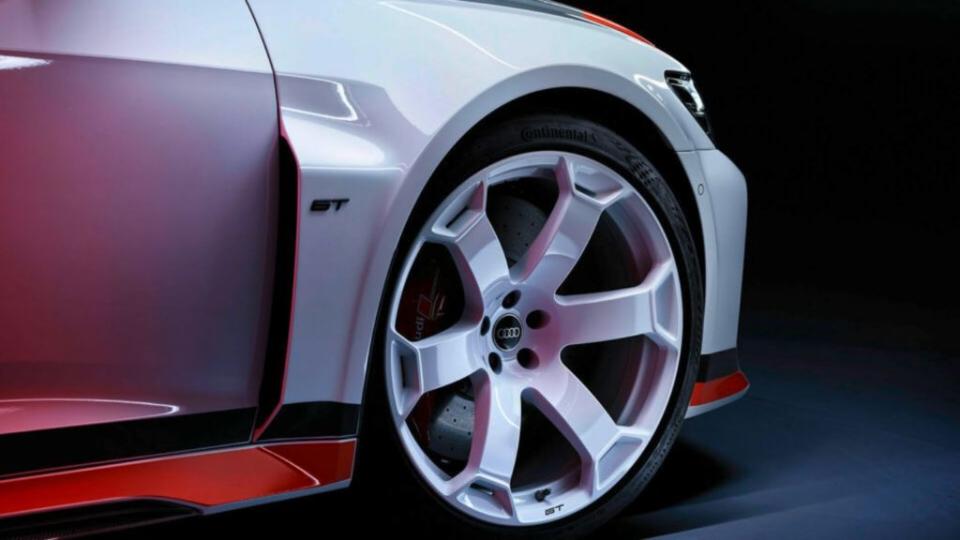 輪圈部分為專屬的六輻造型22吋白色鋁圈。(圖片來源/ Audi)