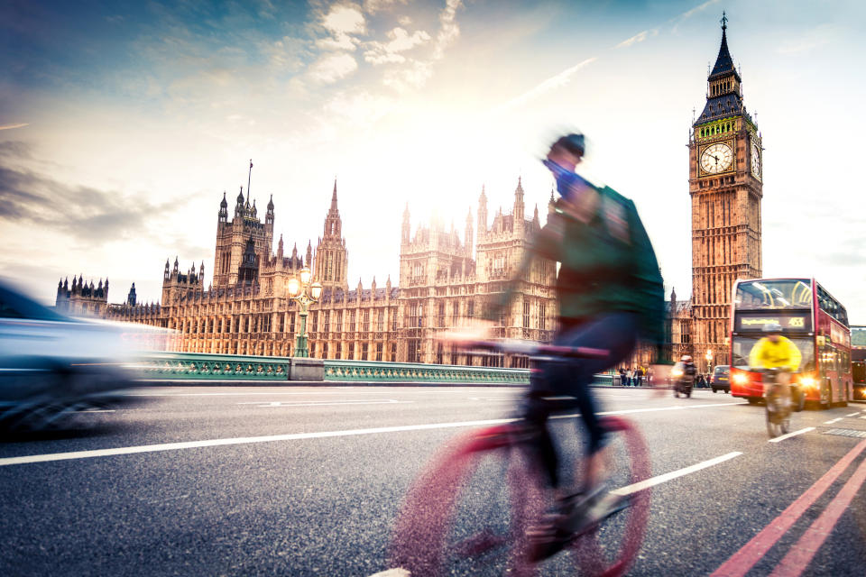 Ein Radler in den vielbefahrenen Straßen von London. Wer da freiwillig knapp 130 Kilometer fährt, wie Anthony Hoyte, der muss einen guten Grund haben. Foto: Symbolbild / gettyimages 