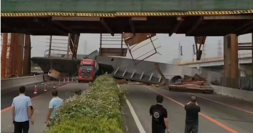 大陸廣東省高速公路日前發生一起大橋鋼梁崩塌的事故，交通受阻。（圖／翻攝自微博／沸點視頻）