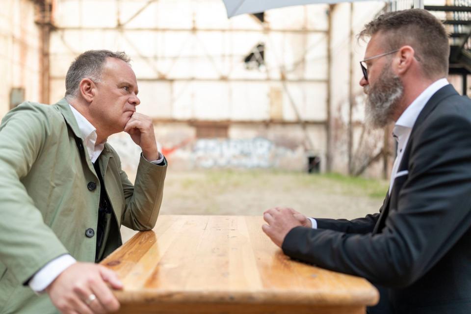 Christian Sievers unterhält sich mit Claus Ruhe Madsen, einem dänisch-deutschen Unternehmer und Politiker aus Lübeck. Der mahnt die Deutschen zu mehr Gelassenheit. (Bild: ZDF/Jonny Müller-Goldenstedt)