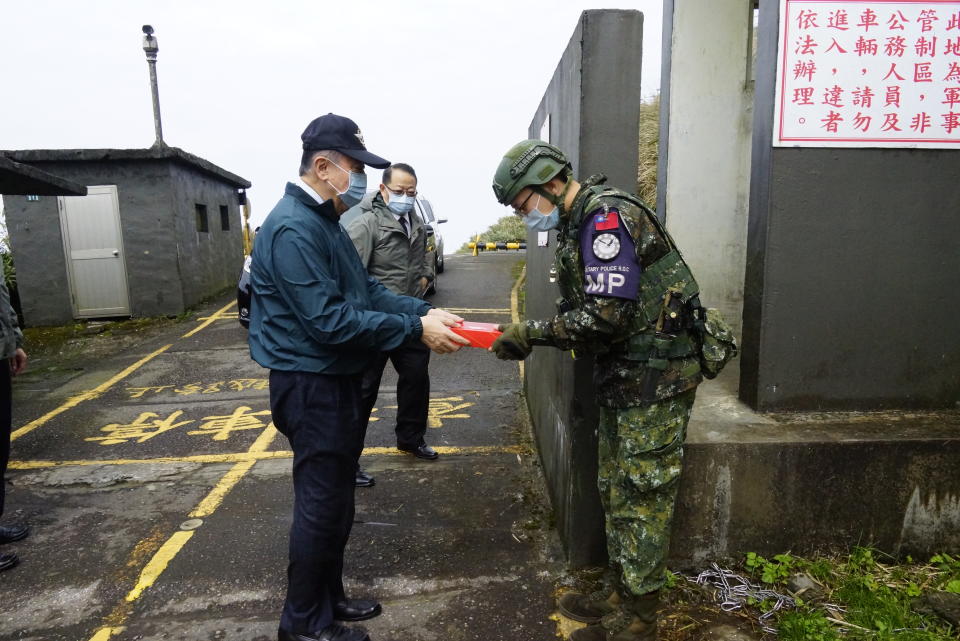 共機頻繁侵擾台灣空防，國軍北部防空重鎮嵩山雷達站駐守官兵24小時輪班待命，監控空域共機動態，春節期間更是堅守崗位！軍友社理事長李棟樑4日慰訪駐守雷達站官兵。（軍聞社提供）                       