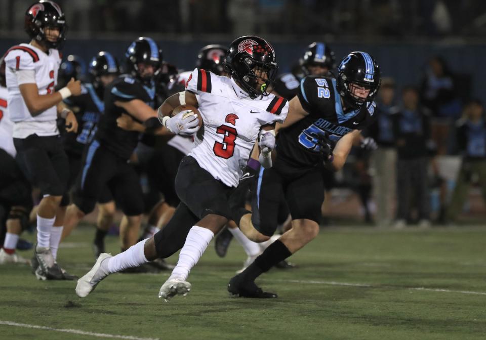 Rio Mesa's J'lin Wingo bounces a run outside against the Buena defense during the second quarter of their Channel League game on Friday, Sept. 30, 2022, at Buena High. Rio Mesa won 14-13.