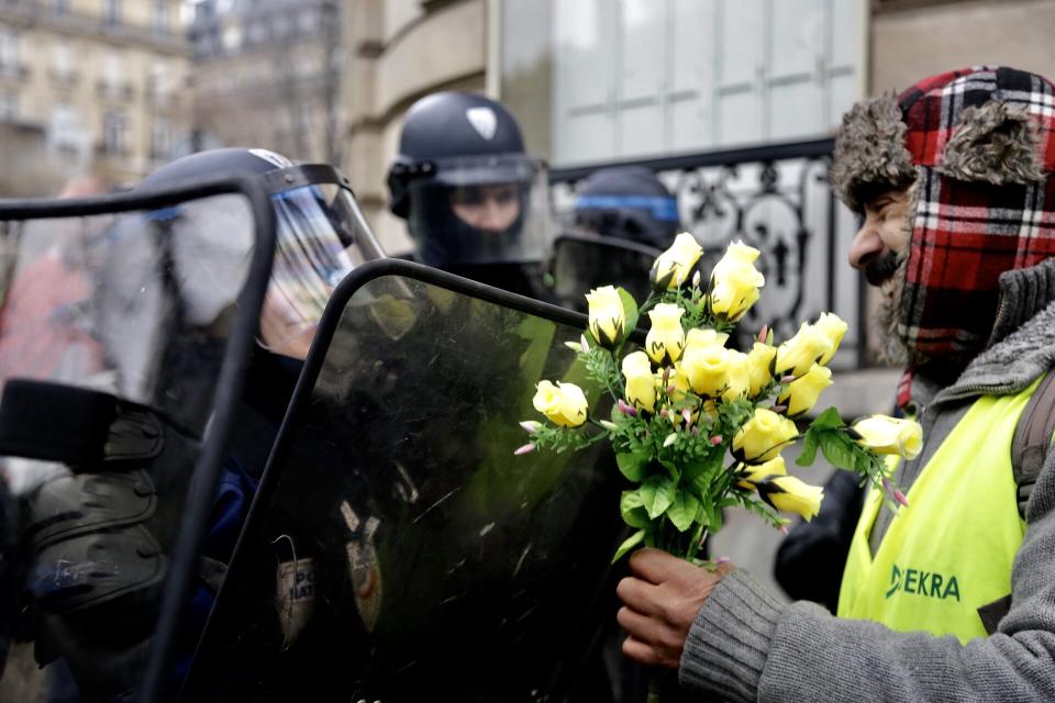 Auch dieses Bild zeigt: Demonstranten und Polizisten sind sich nicht immer spinnefeind. (Bild: Getty Images)