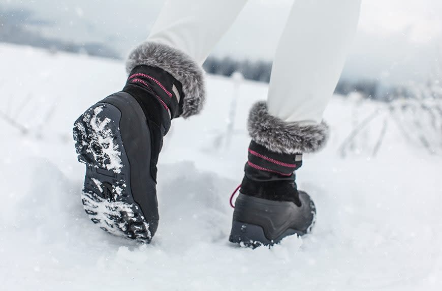 Los pies deben estar cubiertos con calcetines de lana o tela sintética y botas impermeables con aislamiento. Ponerse bolsas de plástico alrededor de los pies para asegurar la sequedad es otra opción. (Foto: Getty Images/Lubo Ivanko)