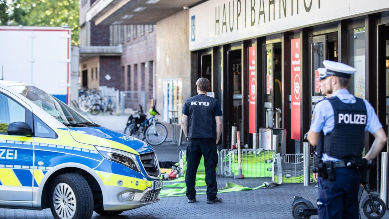 Einsatzkräfte der Polizei und der Kriminaltechnischen Untersuchung (KTU) vor dem Hauptbahnhof in Düsseldorf.