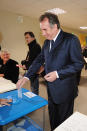 8h05. Dès l'ouverture des bureaux de vote à 8h et comme lors du premier tour, c'est le candidat du MoDem François Bayrou qui est le premier candidat à venir déposer son bulletin dans l'urne. AFP/Pierre Andrieu