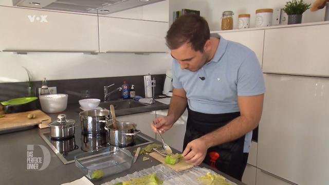 Perfektionist Domenik befüllt seine Spitzkohl-Pralinen.
 (Bild: RTL)