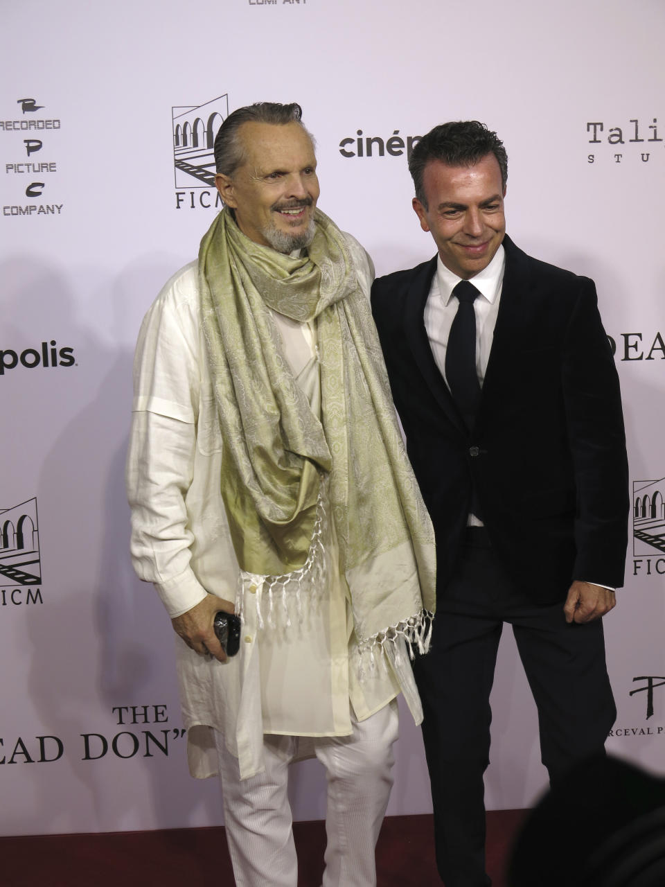 El cantante español Miguel Bosé, izqquierda, y el presidente del Festival Internacional de Cine de Morelia Alejandro Ramírez posan en la alfombra roja de la película The Dead Don't Hurt en Morelia, México, el viernes 20 de octubre de 2023. (Foto AP/Berenice Bautista)