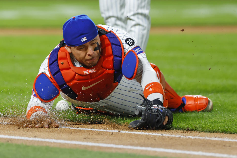 New York Mets catcher Francisco Alvarez can't make a play on an RBI single hit by Baltimore Orioles' Ramón Urías during the fourth inning of a baseball game, Tuesday, Aug. 20, 2024, in New York. (AP Photo/Rich Schultz)