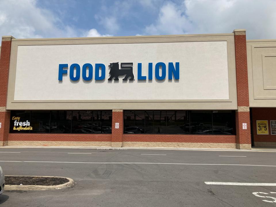 The outside of a Food Lion grocery store.