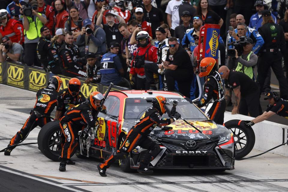 nascar cup series all star race qualifying pit crew challenge