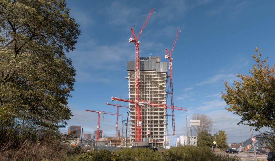 Der Blick auf die Elbtower-Baustelle.  - Copyright: picture alliance/dpa | Markus Scholz