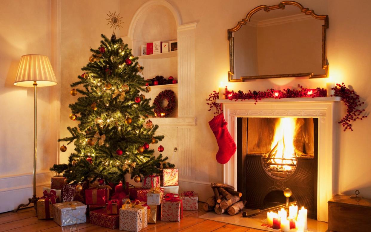 A warm room will dry out your Christmas tree - OJO Images RF
